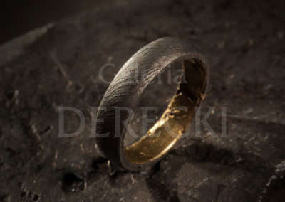 Damasceńska obrączka łącząca meteoryt Imilac i żelazo.