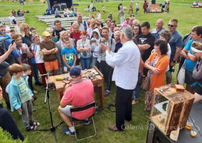 Przygotowania do pokazów dawnego jubilerstwa, kilka słów dla licznej publiczności na zakopiańskiej Dolinie Rówień Krupowa o kuciu obrączek...
