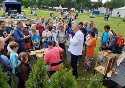 Pokazy artystycznego złotnictwa przy prawdziwym jubilerskim stole, w atmosferze Podhala to coś czego dotąd nie było, coś innego... W takiej aurze rodzą się najlepsze pomysły na nowe wzory obrączek.