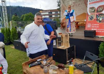 Podczas tych warsztatów chętni mogli wykuć dla siebie pamiątkowe obrączki.