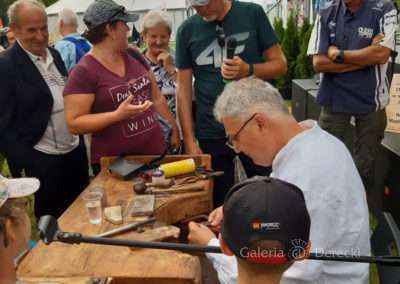 Przy złotniczym stole praca wre nad nowym wzorem obrączek w stylu góralskim.