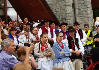 Uroczysty wymarsz przedstawicieli międzynarodowego zlotu górali.