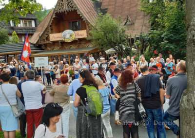 Uliczki Zakopanego zapełniły się wielobarwnym pochodem górali.