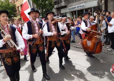 Wielkie wrażenie wywołał pochód Górali w którym można było podziwiać stroje i instrumenty z całego świata. Lachy sądeckie, bliskie mi z powodu pewnych obrączek wykonywanych do Nowego Sącza...